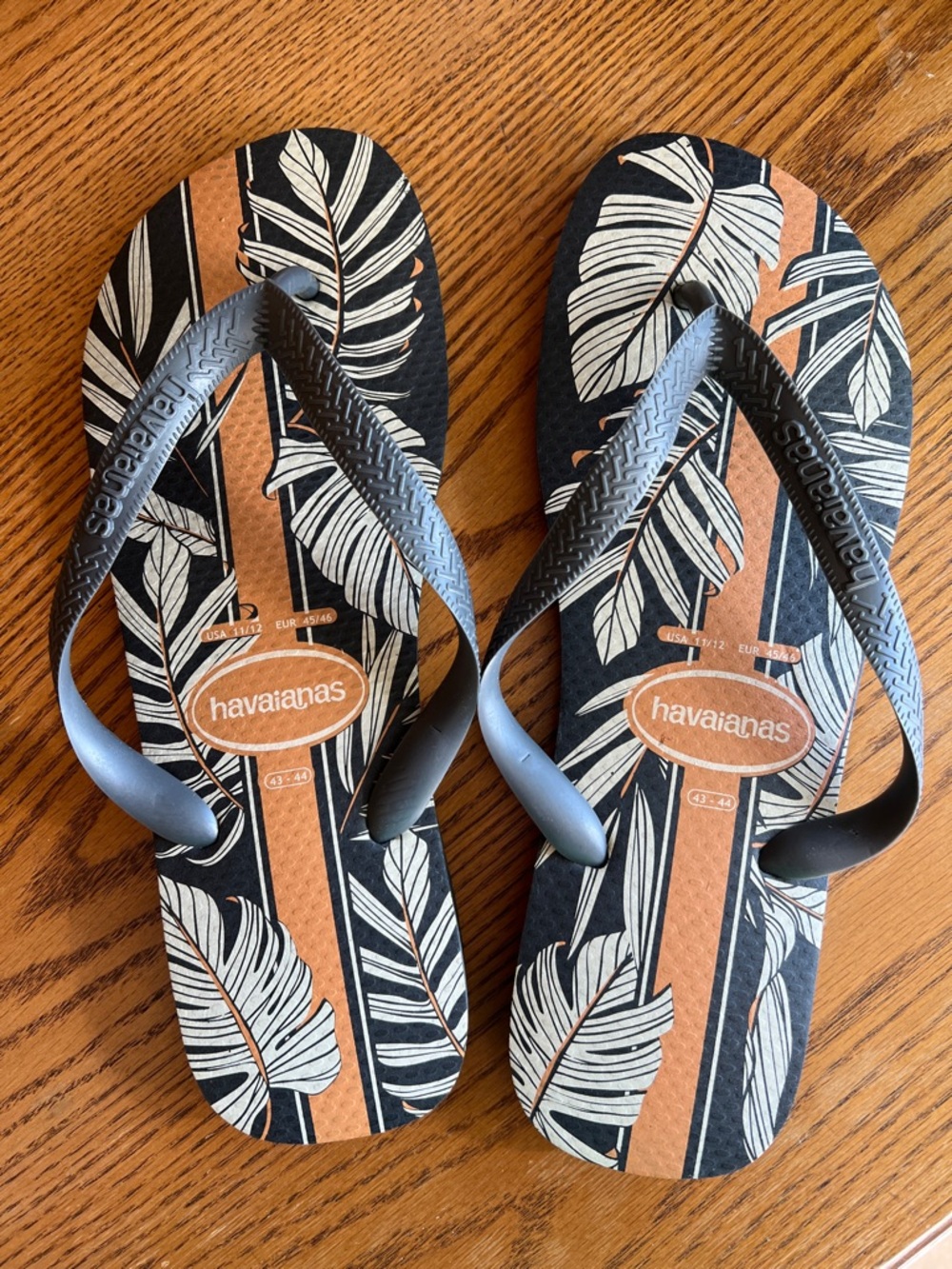 Havaianas Men’s  Gray Flip Flops with Tan Stripe and Palm Leaf Print 11/12